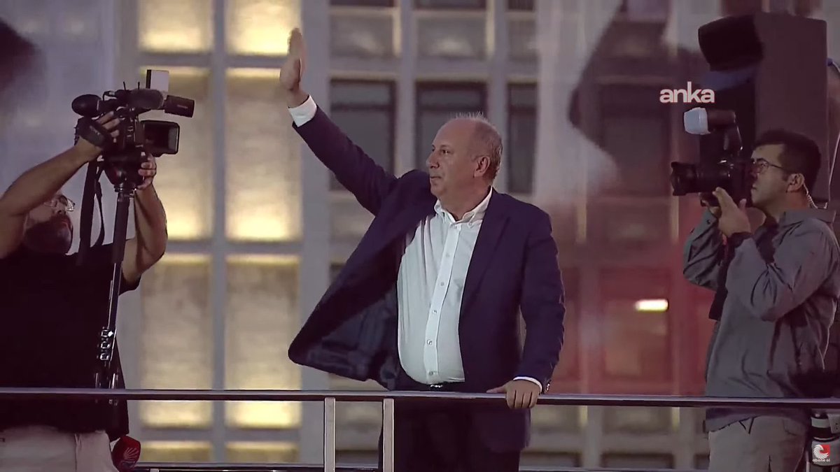 Gazeteci Murat Yetkin:

"Muharrem İnce’nin ismi okunup kendisi de kürsüye çıktığında kopan alkış çok samimiydi. Kalabalığın içindeydim. İnsanların baş hareketleriyle verdiği güçlü alkış...

Partiden kopuşu 'butlan' sayılmış, yani yapılmamış gibi."