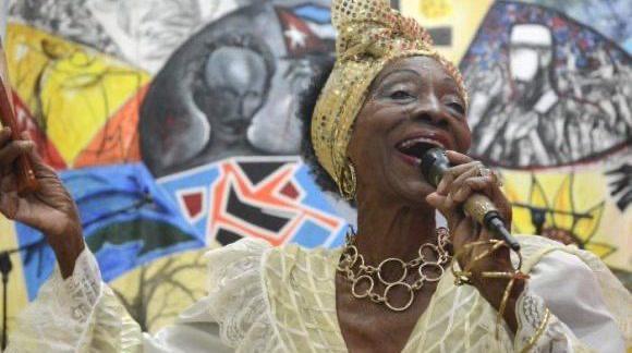 🇨🇺Lamentamos fallecimiento de una de las más grandes exponentes del folclor cubano, la querida Zenaida Armenteros. Llegue a su familia, amigos y compañeros del Conjunto Folklórico Nacional las más sentidas condolencias. #MujeresEnRevolución