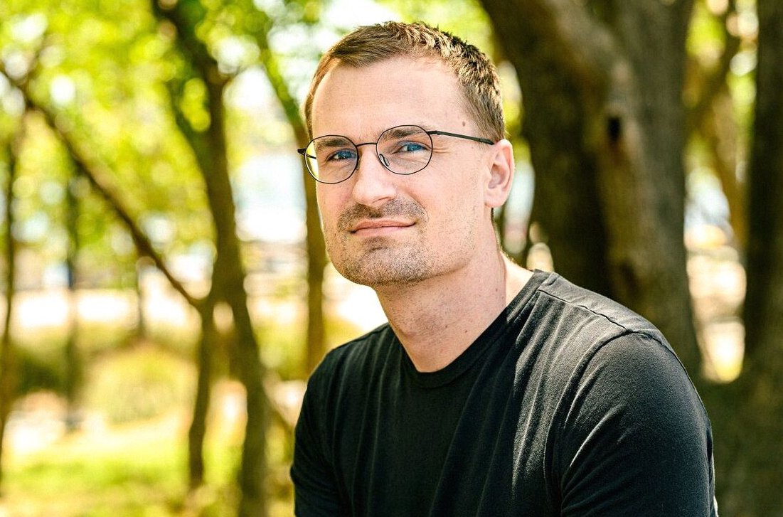 be Jesse Pollak (@jessepollak) > Born September 1980 in US > Attend Pomona  College for CS > Dropout > Join Coinbase as engineer. > Lead consumer  engineering team 2018-2021 > Expand