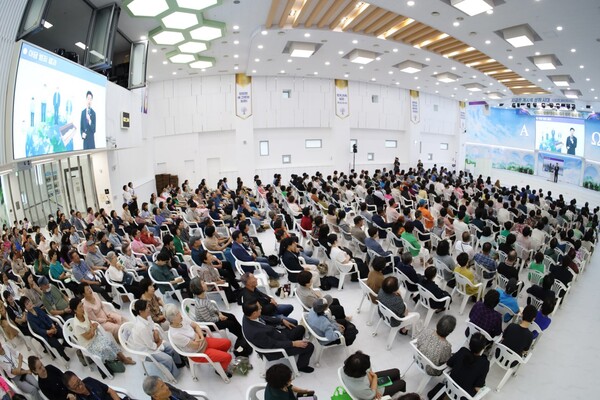ponder221819's tweet photo. Over 1,000 people filled Shincheonji Jeonju Church for the Bible seminar. Attendees testified: “My question marks turned into exclamation points!”
Read more: https://t.co/idVqGHC93G
#Shincheonji #WordSeminar #Revelation #ThomasTribe https://t.co/KwJ7VRhRo5
