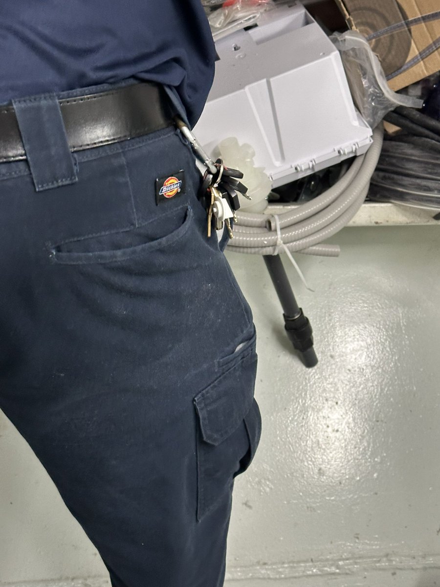 Ketika dickies di habitat yang sebenarnya aka dipake kerja bukan cuma buat fashion.