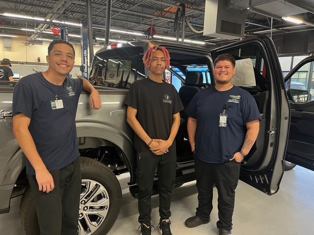 PinellasTech's tweet photo. Pinellas Technical College – St. Petersburg campus proudly welcomed Walker Ford, Feran Ford, AutoNation, and Karl Flammer Ford to the MAST 1 and MAST 2 programs!
#PTCProud #OnePTC #MAST #Ford #OpportunityStartsHere https://t.co/dbOz6U6rX8
