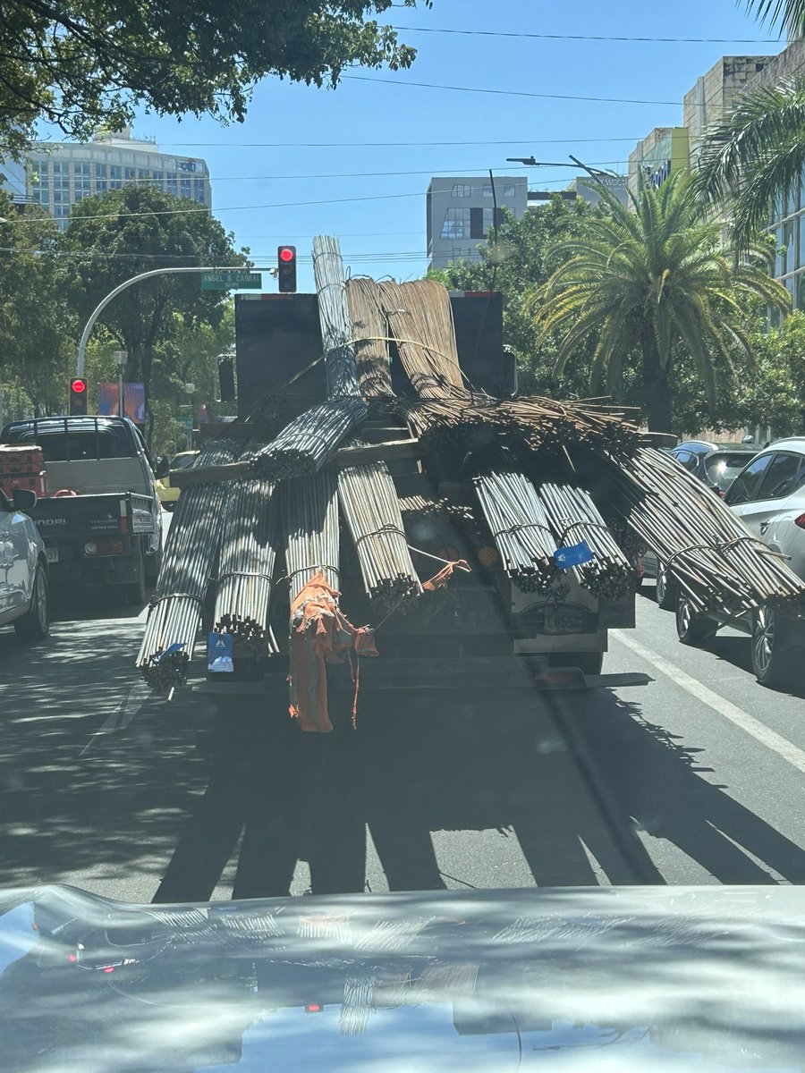 En plena avenida Winston Churchill <a href="/INTRANT_RD/">Instituto Nacional de Tránsito y Transporte</a> <a href="/digesettrd_/">DIGESETTRD</a>  a las 11:45 am