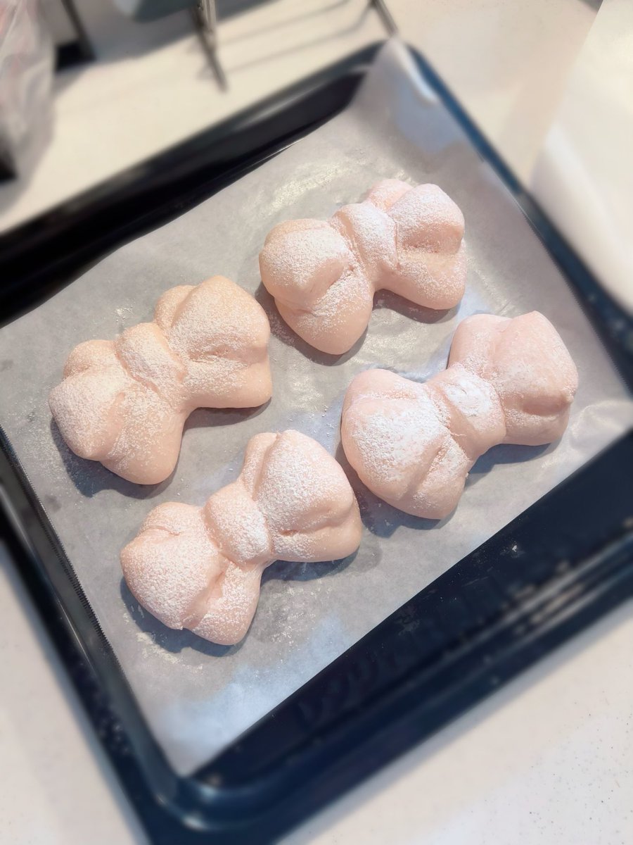TikTokで見つけて作ってみた&gt;᎑&lt;♪♪
時期的に🍓無いからシャインマスカットになった(◞ ̫◟)🎀🍞