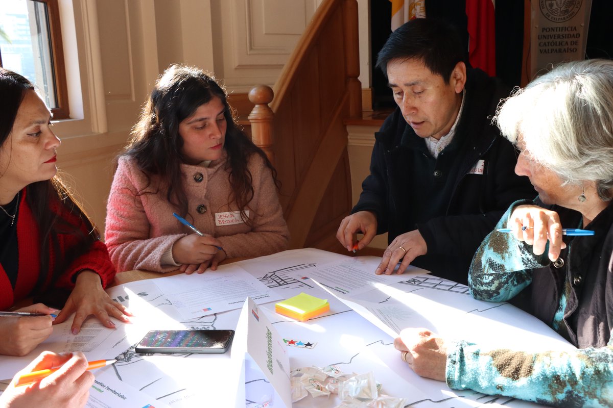 nodociv_val's tweet image. ¡Continuamos promoviendo el trabajo con foco en la colaboración y la innovación regional 📈!
🔸 Te compartimos imágenes de lo que fue el Encuentro de Líderes de #CTCI en #Valparaíso organizado por @nodociv_val. 
🔗 Lee la nota completa en nodociv-val.cl/2025/09/10/eco…