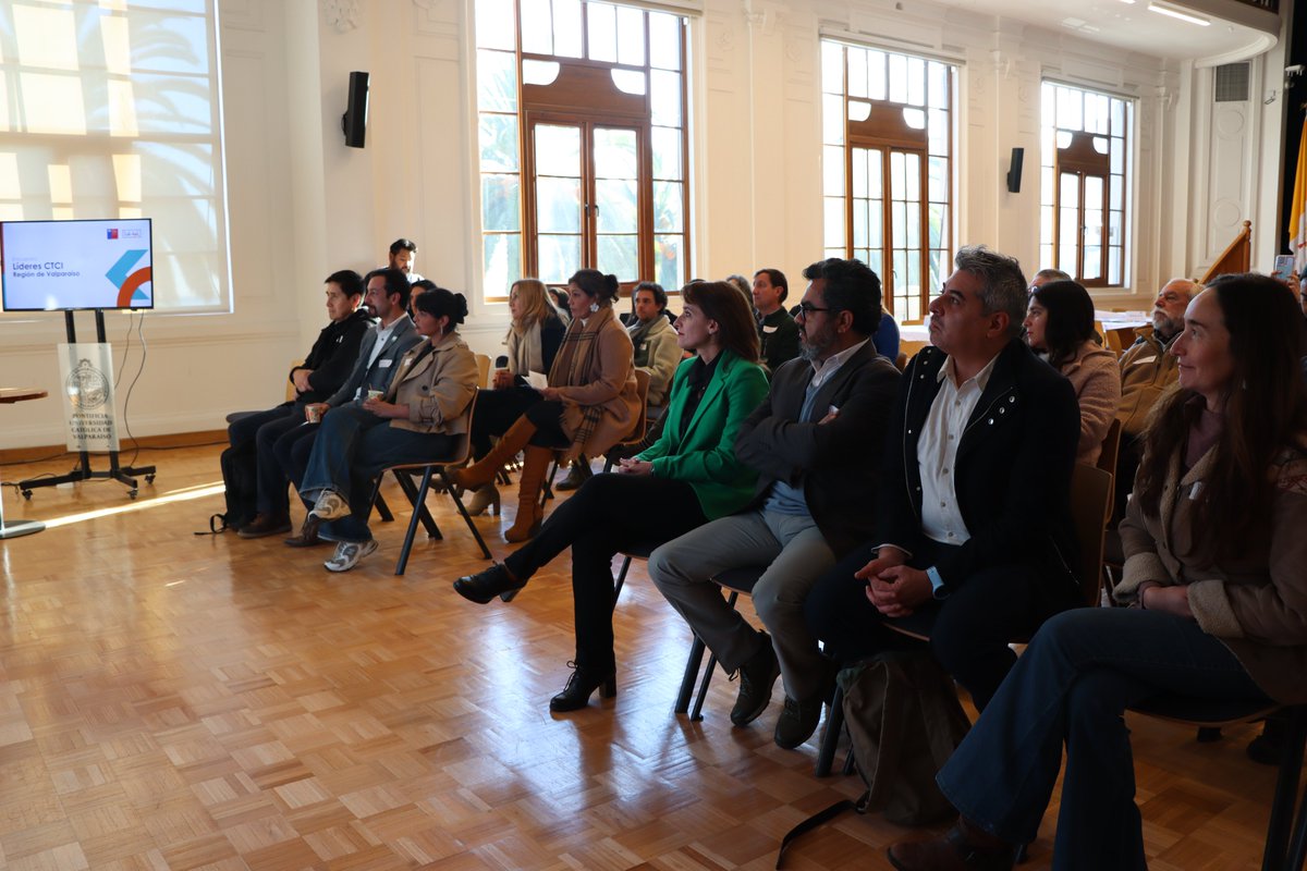 nodociv_val's tweet image. ¡Continuamos promoviendo el trabajo con foco en la colaboración y la innovación regional 📈!
🔸 Te compartimos imágenes de lo que fue el Encuentro de Líderes de #CTCI en #Valparaíso organizado por @nodociv_val. 
🔗 Lee la nota completa en nodociv-val.cl/2025/09/10/eco…
