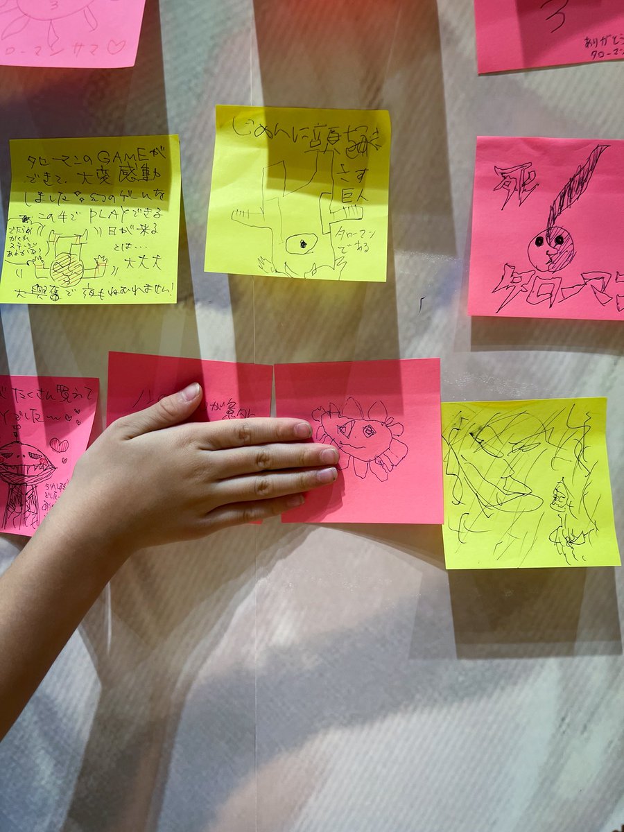 AcchinBu's tweet photo. 押しちゃダメって言われたら押したくなるに定評のあるタローマン。4歳女児の心でさえ奪うに定評のあるタローマン。
#タローマン大万博 https://t.co/6MiEXbICcp