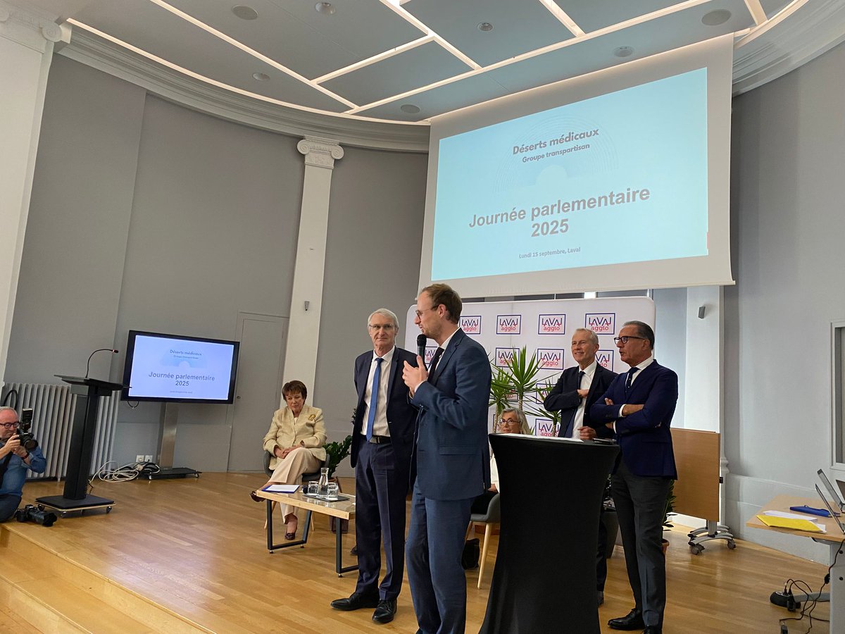 🏛️ À #Laval, une vingtaine de députés du groupe transpartisan contre les #DésertsMédicaux étaient réunis aujourd'hui à l'hôtel de ville, aux côtés de <a href="/R_Bachelot/">Roselyne Bachelot</a>.
⚕️ La #santé est un droit pour tous : défendons l’#ÉgalitéTerritoriale et l’accès aux soins partout en France !