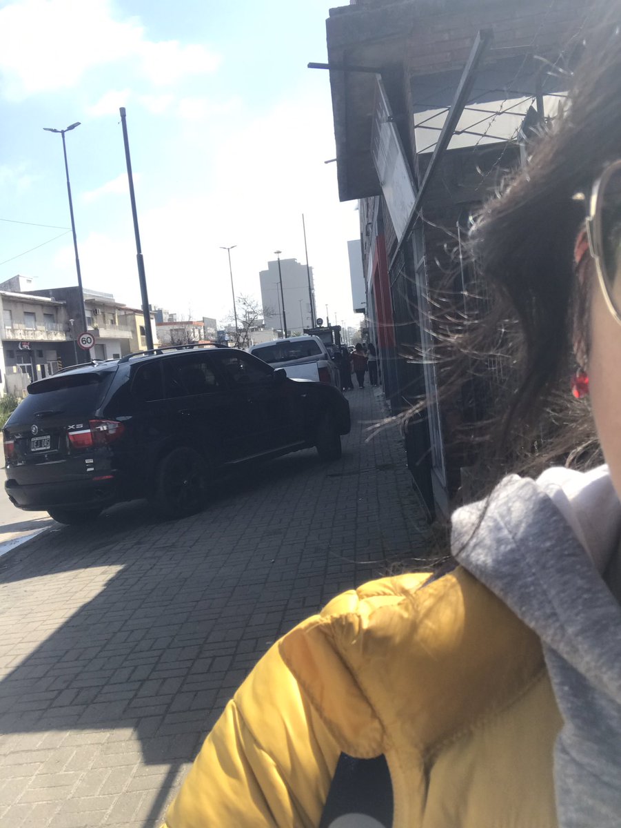 Caro__Miranda's tweet photo. Libre estacionamiento en la vereda de la 21 y mitre en #Berazategui 
La prioridad la tienen las camionetas … 
Pasó una señora en villa de ruedas y tuvo que bajar a la avenida 😒 https://t.co/Wf2RmptR8W