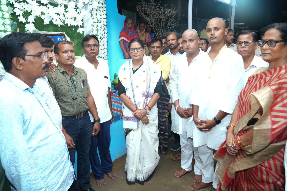 PravatiPOdisha's tweet photo. ନିମାପଡ଼ା ନିର୍ବାଚନମଣ୍ଡଳୀର ଭୋଗଶାଳଦା ପଞ୍ଚାୟତ ଅନ୍ତର୍ଗତ ସାନରିକିଲୋ ଗ୍ରାମର ବିଜେପି ନେତା ତଥା ନିମାପଡ଼ା ବ୍ଲକ୍‌ର ପୂର୍ବତନ ଉପାଧ୍ୟକ୍ଷ ଶ୍ରୀ ଅଜୟ ସ୍ୱାଇଁଙ୍କର ସାନଭାଇ ସୁଜନ ସ୍ୱାଇଁଙ୍କର ଏକାଦଶାହ ଅବସରରେ ��ାଙ୍କ ବାସଭବନଠାରେ ଶ୍ରଦ୍ଧାଞ୍ଜଳି ଜଣାଇଲି । ଏହି ଦୁଃଖଦ ସମୟରେ ଶୋକସନ୍ତପ୍ତ ପରିବାରବର୍ଗଙ୍କୁ ସମବେଦନା ଜଣାଇଲି । https://t.co/dh1uA7bLrd