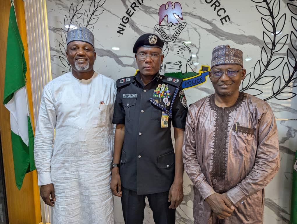 KanoPoliceNG's tweet photo. Kano State Police Command facilitates resolution between Aminu Kano Teaching Hospital and KEDCO. Power restoration in progress, underscoring the Command's commitment to protecting lives and property.  #KanoStatePolice #PublicSafety #CrisisResolution" https://t.co/V9sOx6c4S3