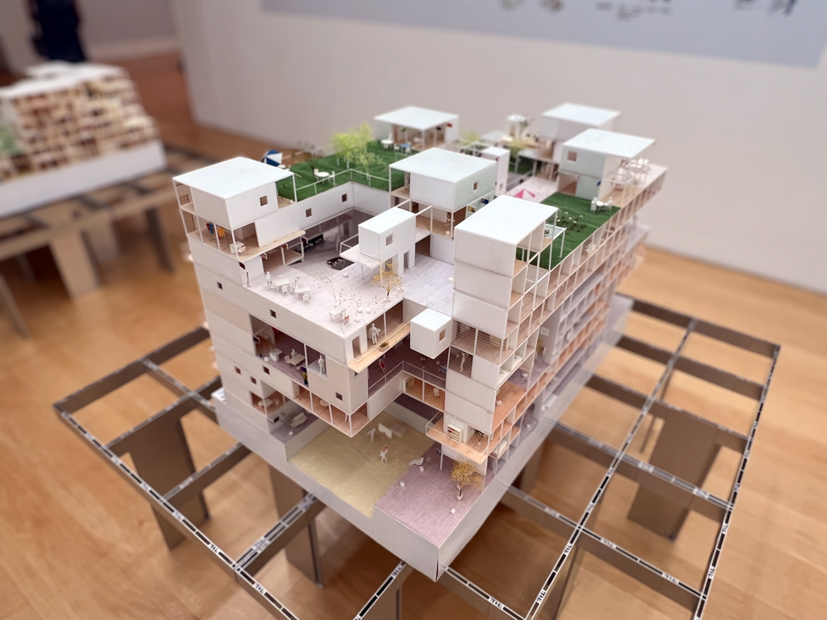 横須賀美術館で「山本理顕展」を鑑賞。圧巻のボリュームで全展示見終えるのに２時間を要した…とくに６年間過ごした建外SOHOの模型の前でしばし思い出に耽ける。改めて自分の都市・建築に対する原点は建外SOHOにあると再認識した。建築を学ぶ全ての学生は必見の展覧会。後期の授業で早速宣伝しよう。