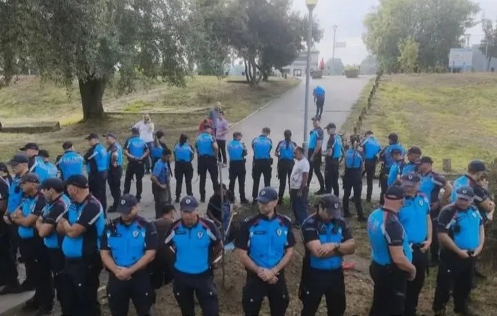 U ovom krugu  su 4 radnika koja kopaju nelegalnu rupu na savskom nasipu...😡 Sve to obezbeđuju Beli 😡