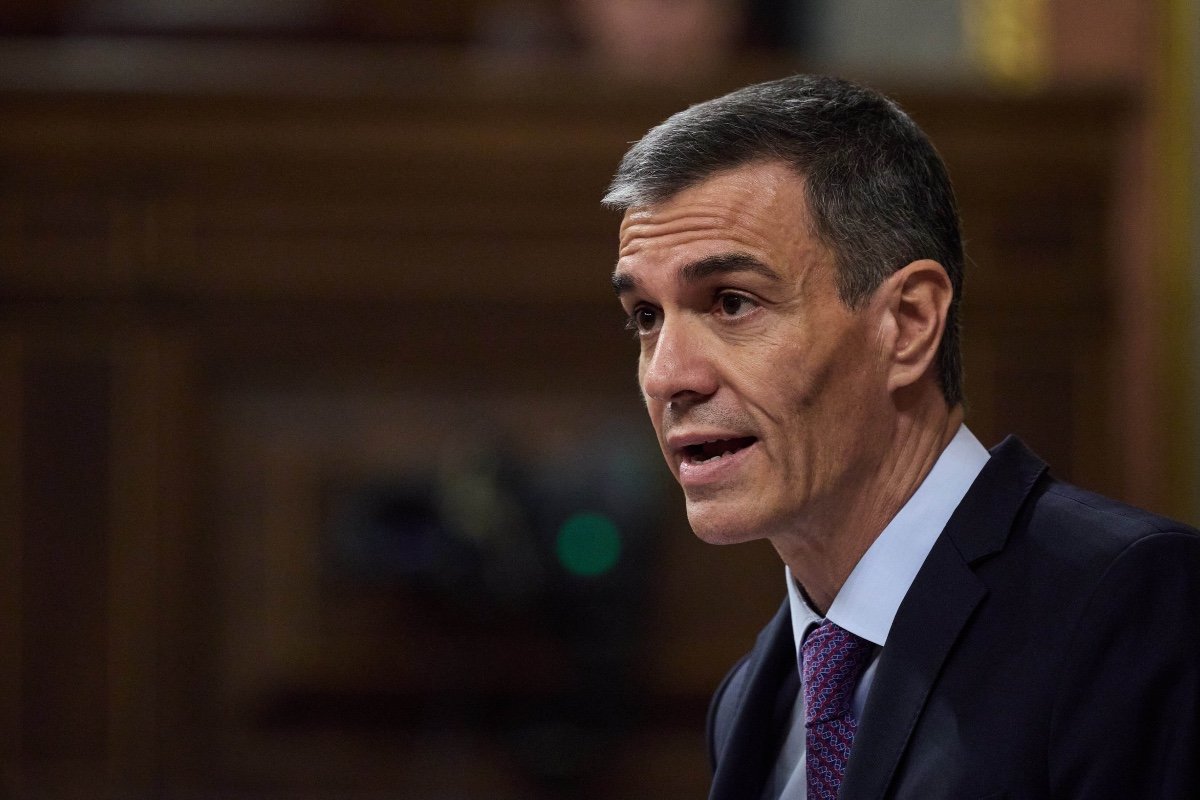 Sería capaz de llevarnos a una guerra con tal de tapar su corrupción y escapar de la Justicia...?
A.- Sí
B.- Claro que sí
C.- Por supuesto que sí