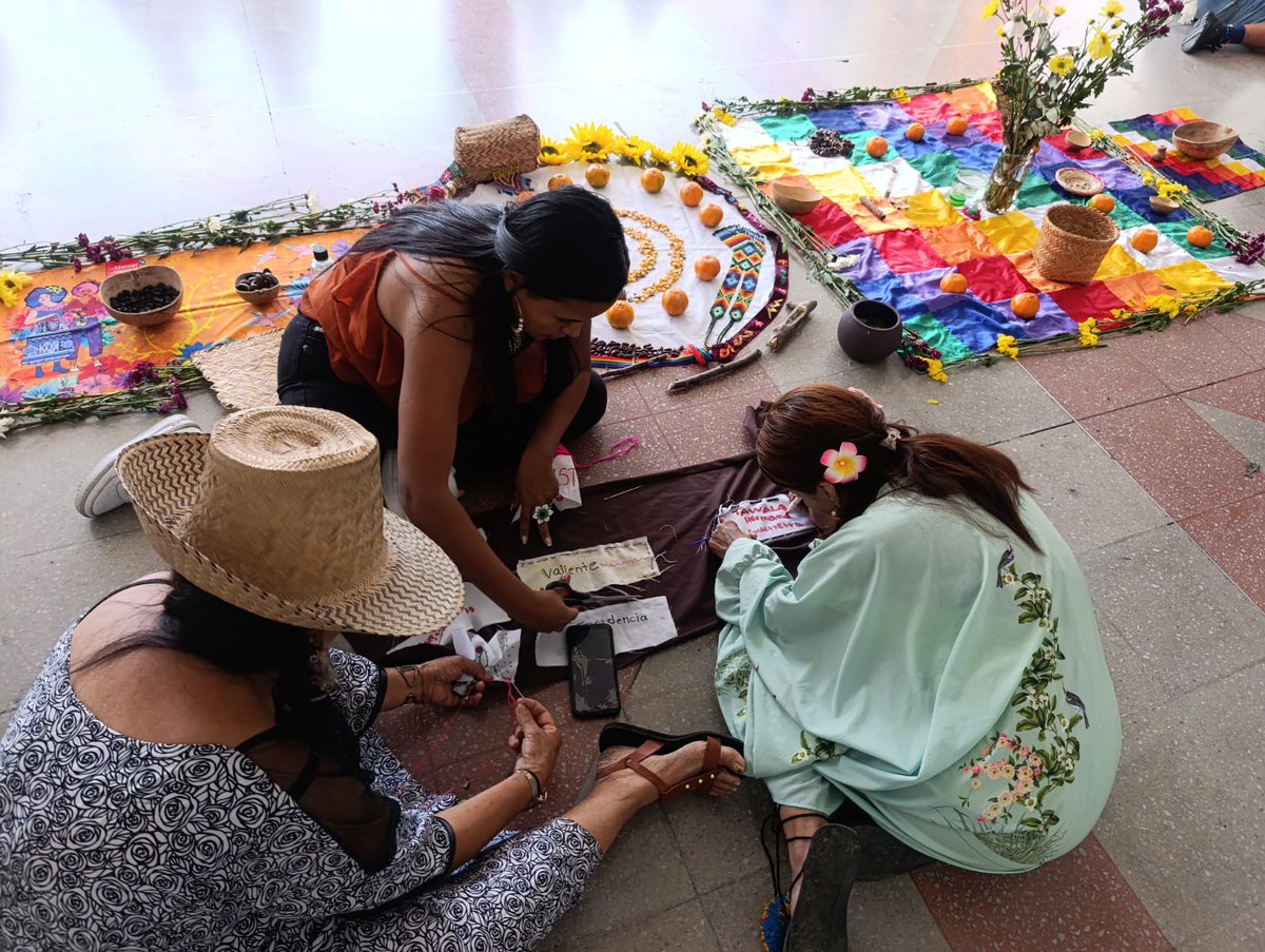Acompañamos el encuentro de mujeres indígenas en conmemoración del #díainternacionaldelamujerindígena
"Por su fuerza, por ser guardianas de la memoria ancestral, la tierra y la vida" ¡Gracias mujeres indígenas!
<a href="/GobAntioquia/">Gobernación de Antioquia</a>