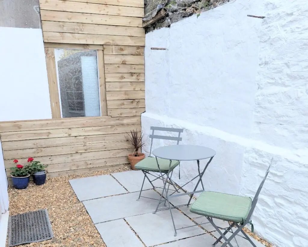 📍 Ty‑Mawr Road, Llandaff North, Cardiff

Well presented 2‑bedroom mid‑terraced house. Porch, lounge/dining room, kitchen, 2 bedrooms, shower room. Lovely front garden and small courtyard to rear. No onward chain. 

Asking Price: £250,000

#MGY