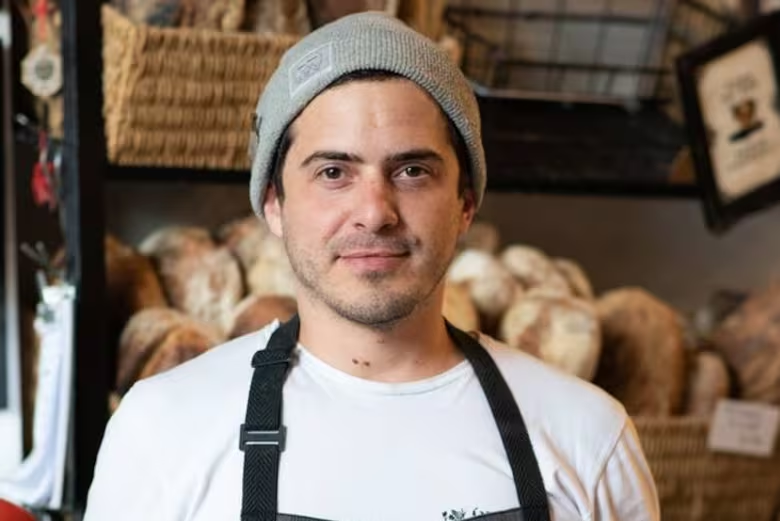 Germán Torres, panadero argentino, autor de los libros "Pan de garage" y "Pan de campo", reconocido por introducir el pan de masa madre en la escena local con su emprendimiento Salvaje Bakery (1985 - 2025)