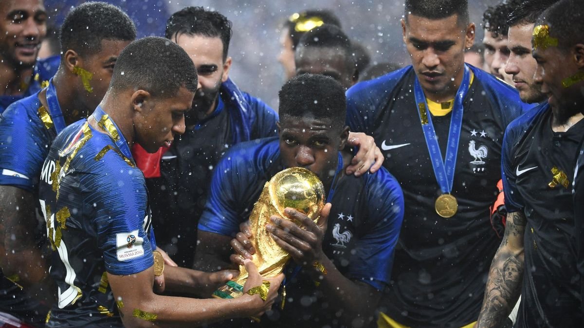 AndiOnrubia's tweet photo. Oficial: Samuel Umtiti anuncia su retirada a los 31 años.

El central, pieza clave en el Mundial cosechado por Francia en 2018, cuelga las botas por culpa de las lesiones.

Fue de los mejores centrales del mundo hasta 2018, rindiendo a un fantástico nivel con el Barcelona y con la selección francesa.

No había jugado ni un minuto con el Lille la temporada pasada.

🗞️https://t.co/NodzB3x4f7