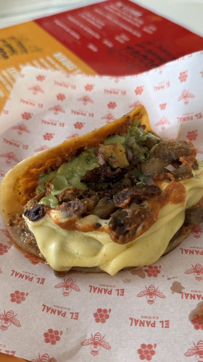 Se me pasó ayer presumirles mi taco favorito del <a href="/ElPanalTaqueria/">El Panal ®️🐝</a> un Zángano con frijol y queso. Bonita semana!