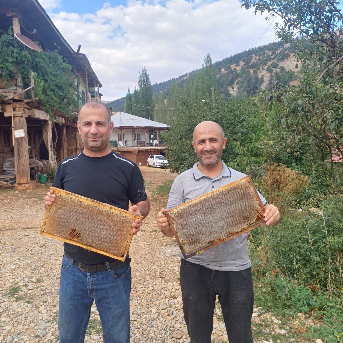 Yorulduk, sıkıldık,... ama mücadelemizden  vazgeçmedik..

Kimseye boyun eğmedik, kimsenin hakkını yemedik. 

Mazlumlara zulmetmektense  zorlu hayata razı olduk.

Zalimlere inat <a href="/goksunlu4656/">Ahmet KÖROĞLU</a> ile gülüyoruz😂