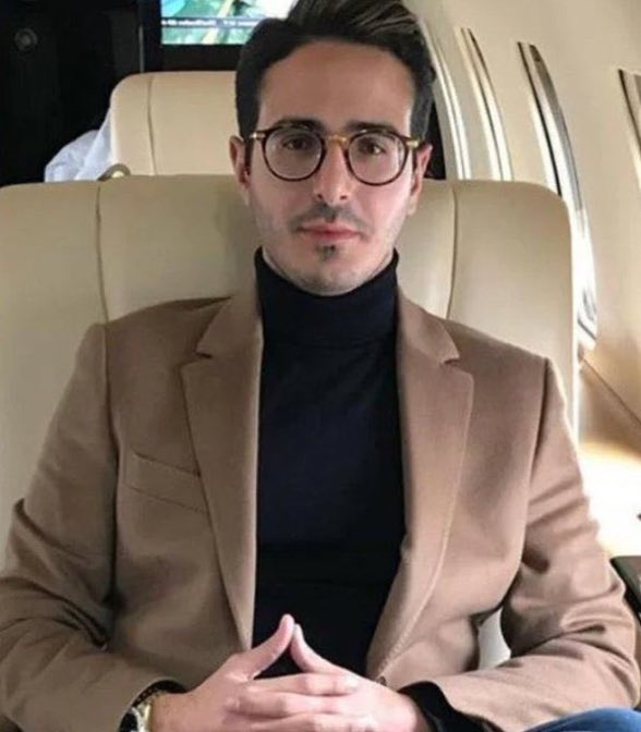 NAZMagazin's tweet photo. 'Tinder Avcısı' olarak bilinen Simon Leviev, Interpol tarafından Gürcistan'da yakalandı.🚨
Tinder üzerinden tanıştığı Avrupalı kadınları yaklaşık 10 milyon dolar dolandırdığı iddia ediliyor.😳
#tinder #simonleviev #tinderavcısı https://t.co/4RbBJjKsQH