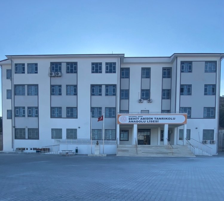 emin306306's tweet photo. Devletin bir yıldır yaptığı okula Türk Telekom 30metrelik internet kablosunu döşeyemedi.Okulda akıllı tahtalar var ancak internet olmadığından öğrenciler öğretmenler faydalanamıyor. Telekom’un bir an önce işini yapmasını bekliyoruz .#TurkTelekom #ntv #halktv #ismailsaymaz https://t.co/7nv7HoL0OV