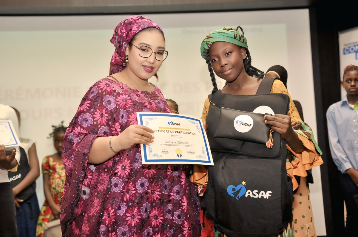 ASAF_Cameroun's tweet photo. 🎉Le 13 septembre, la Fondation ASAF Cameroun a célébré la créativité de 150 jeunes talents, 
récompensés par des kits scolaires et mis à l’honneur pour leur imagination. Merci à notre fondateur Eran Moas, à notre ambassadrice @DjailiAmal. 
🌟Et si on remettait ça l’an prochain ? https://t.co/sUOa6LpLAM