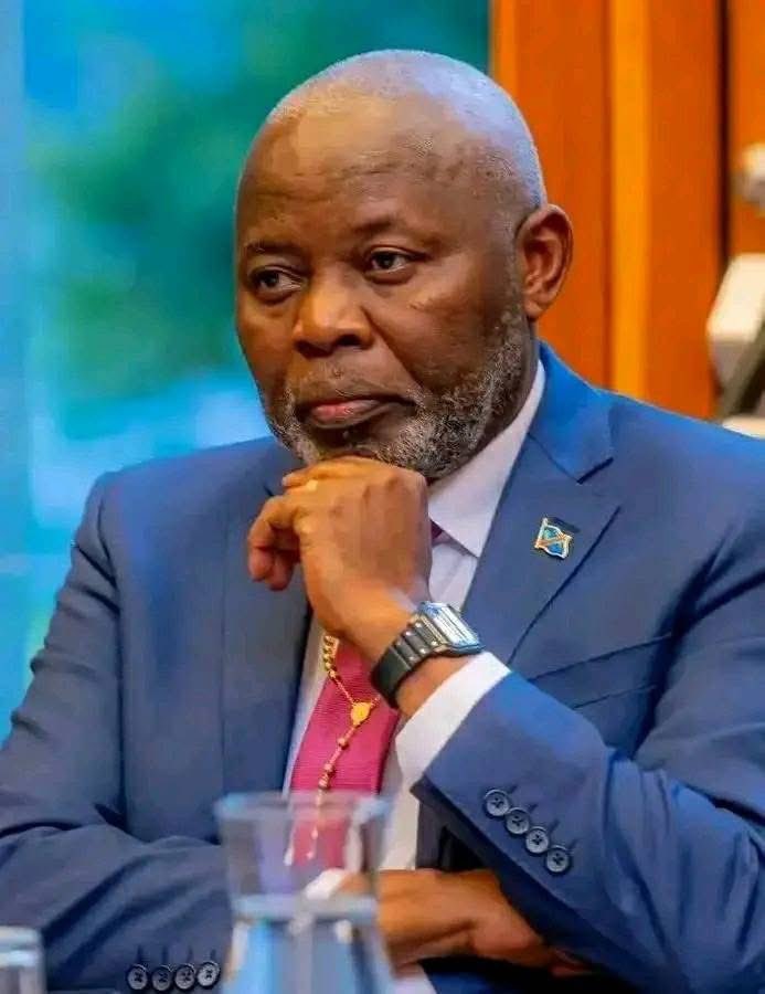 À force de rester là où le destin ne te positionne pas, l'on finit par nuire à son existence. 
Dites au pacificateur que sa place naturelle dans ce régime est à l'opposition.