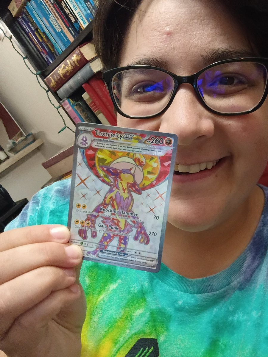 Just pulled an awesomesauce card Toxtricity EX!!!
Knocking Hammer does 70 damage while discarding the top card of your opponents deck.
Gaia Punk does 270 damage if you discard 3 ⚡ Energy from your Pokemon. 
Has 260 HP and it's a Fighting Pokemon
#pokemon #cards @pokemon
