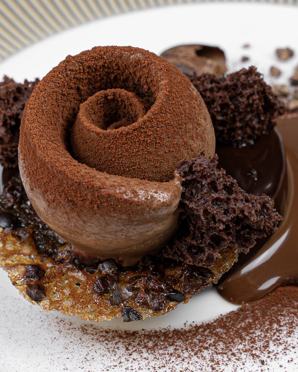 Purement chocolat en palet.

Pure chocolate palet.

#GuySavoy #Chocolat #Dessert #Pâtisserie #Restaurant #Food #Paris