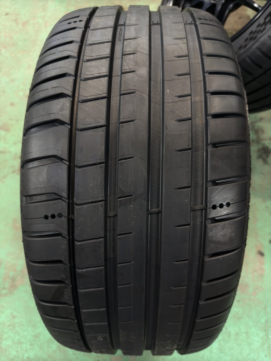 【スポーツカー街乗りタイヤおすすめ】

スポーツカーで、通勤や街乗りに使う場合ですと、MICHELINのPILOT SPORT 5を
おすすめしてます。

商品としての質感、走行時の快適性、
雨の排水性、耐摩耗性、 
サイドウォールのオシャレ具合
などから、これが良いかと思います。