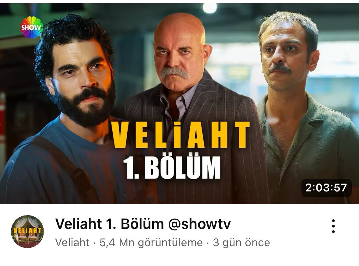 dizilandcomenta's tweet image. Assisti #Velihat e posso dizer que desde Yilmaz Marten não via um vilão tão carismático. A história é lenta e os diálogos como enigmas me lembra a escrita do Bahadir e honestamente fiquei entendida e acabei pulando umas partes, mas acho que vai melhorar.