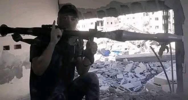 تقبل الله حمزة الورفلي او المعروف بحمزة الليبي 

احد رجال مجلس شورى بنغازي
اختفى علينا فترة طويلة قاتل فيها وجرح عدة مرات ورحع وعاد لغزة من جديد وشارك في العديد من العمليات وكذلك في الجناح الإعلامي

و ها هو اليوم يرتقي عزيزا كريما وقد خالط دمه برجال الامة

اللهم تقبله وارضى عنه