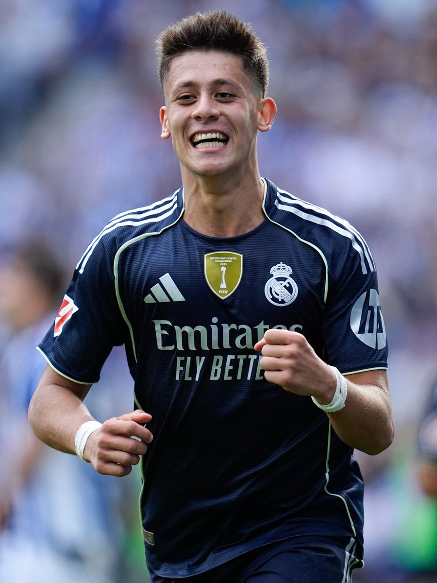 Mañana este tío vuelve a jugar al Fútbol. Sonríe la redonda y el balompié.