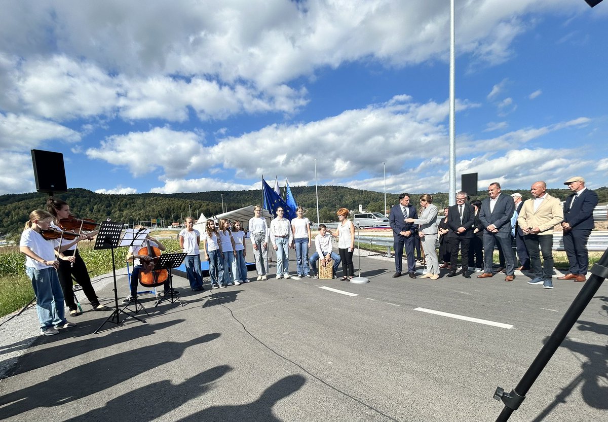[ZAKLJUČEN PROJEKT IZGRADNJE PRIKLJUČKA DRAGOMER] 🚗✨ Danes smo na DARS-u ob prisotnosti ministrice za infrastrukturo mag. Alenke Bratušek ter številnih uglednih gostov slovesno obeležili zaključek projekta izgradnje priključka Dragomer na primorski avtocesti A1 med Brezovico in