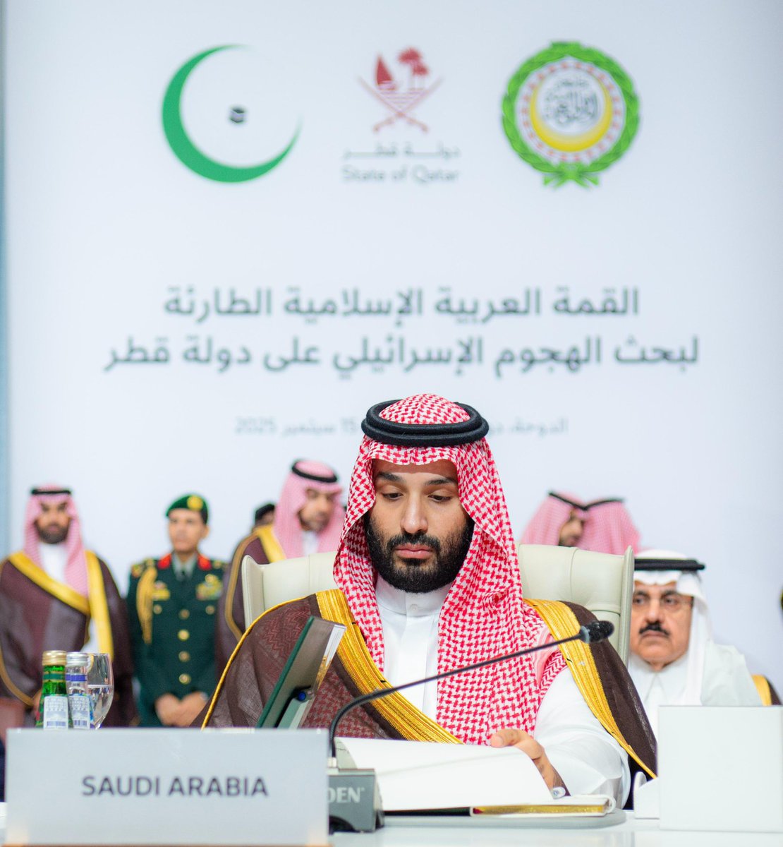 اليا حضر فارِق و شارق و مرموق
 يزلزل اركان المجالس هِدوّه

تقول كنّه من سنا المجد مخلوق 
 متجذر التاريخ ما هوب توّه
