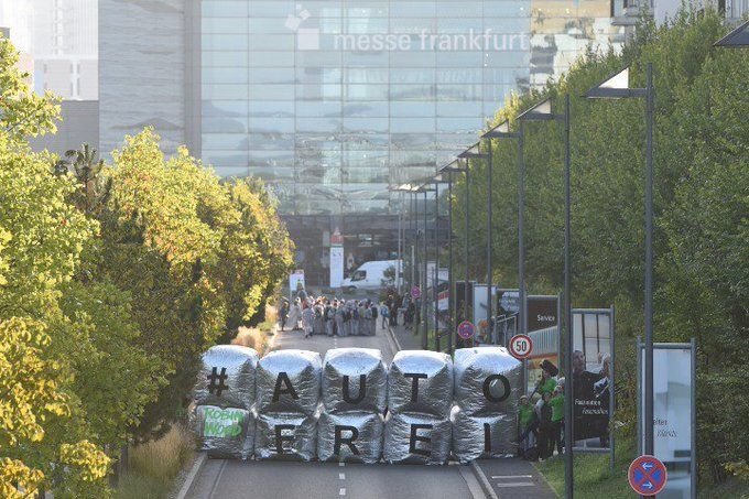 Heute vor sechs Jahren blockierten hunderte Aktivist*innen die Zufahrtswege zur Internationalen Automobil Ausstellung in Frankfurt. #SandImGetriebe