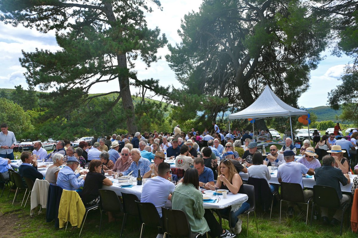 Merci de votre présence aussi nombreuse lors de la 10ème édition de notre repas de rentrée. Construire pas à pas un engagement sincère et durable avec le territoire, telle est notre ambition. 🙏

#politique #convivialité