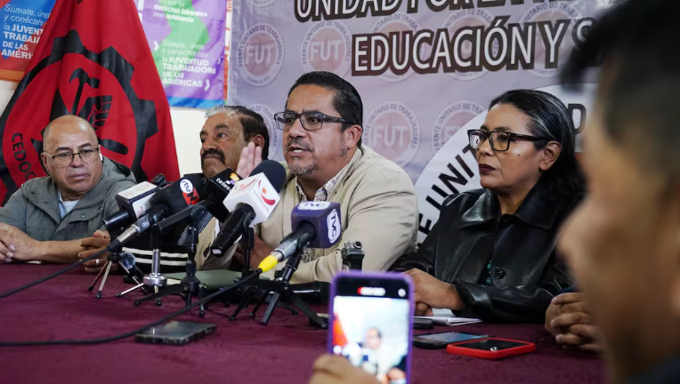 Expedientes_ec's tweet photo. 🇪🇨 | El FUT anunció movilizaciones permanentes contra la eliminación del subsidio al diésel. Las protestas nacionales se convocaron para el 17 y 18 de septiembre en rechazo a la medida del gobierno.
https://t.co/7jydD93w4a
#Ecuador #Protestas #SubsidioDiesel https://t.co/1mEcqrYj0j