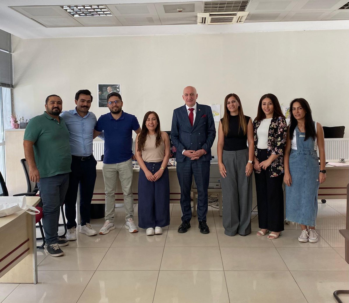alayhamzacebi's tweet photo. Umudu, mücadeleyi büyütmek, yarınlara güvenle bakabilmek için Gaziantep'teyiz. Karamsarlık yok. Genç ve hayat dolu bir ekibin mücadeleye omuz vermesi çok kıymetli. İyi ki varsınız. Birlikte kazanacağız. https://t.co/extPwQSQKM