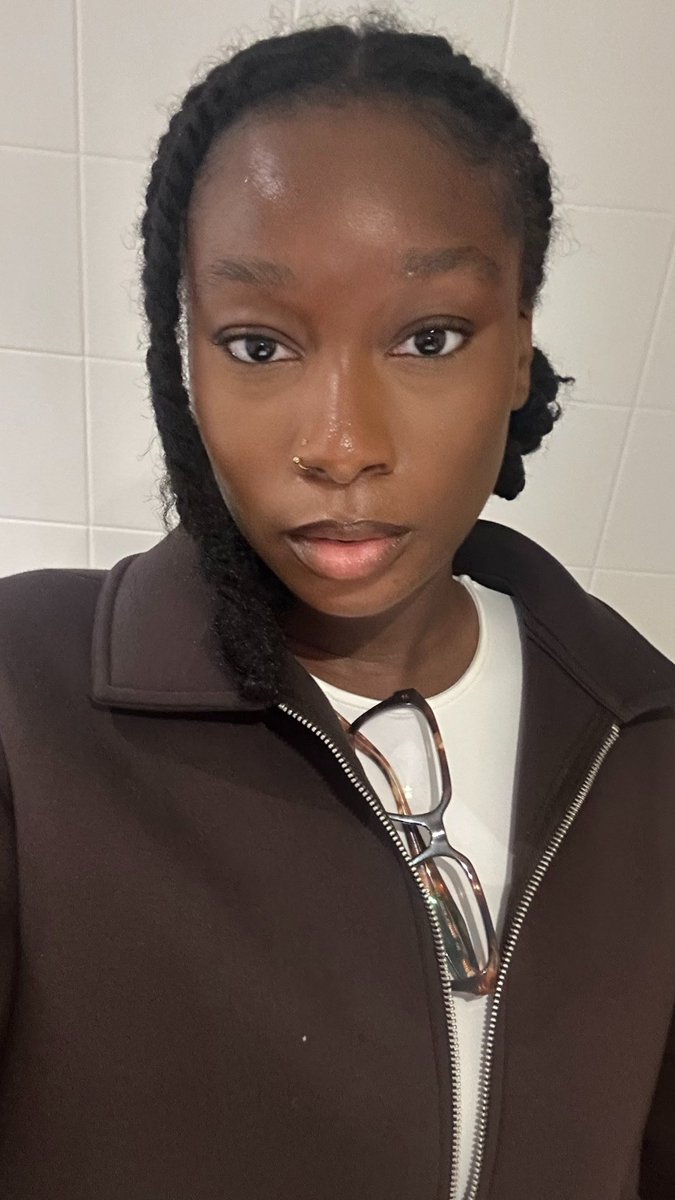 ndemaeko's tweet photo. at the office 🤓 https://t.co/OIBfzEe2zB
