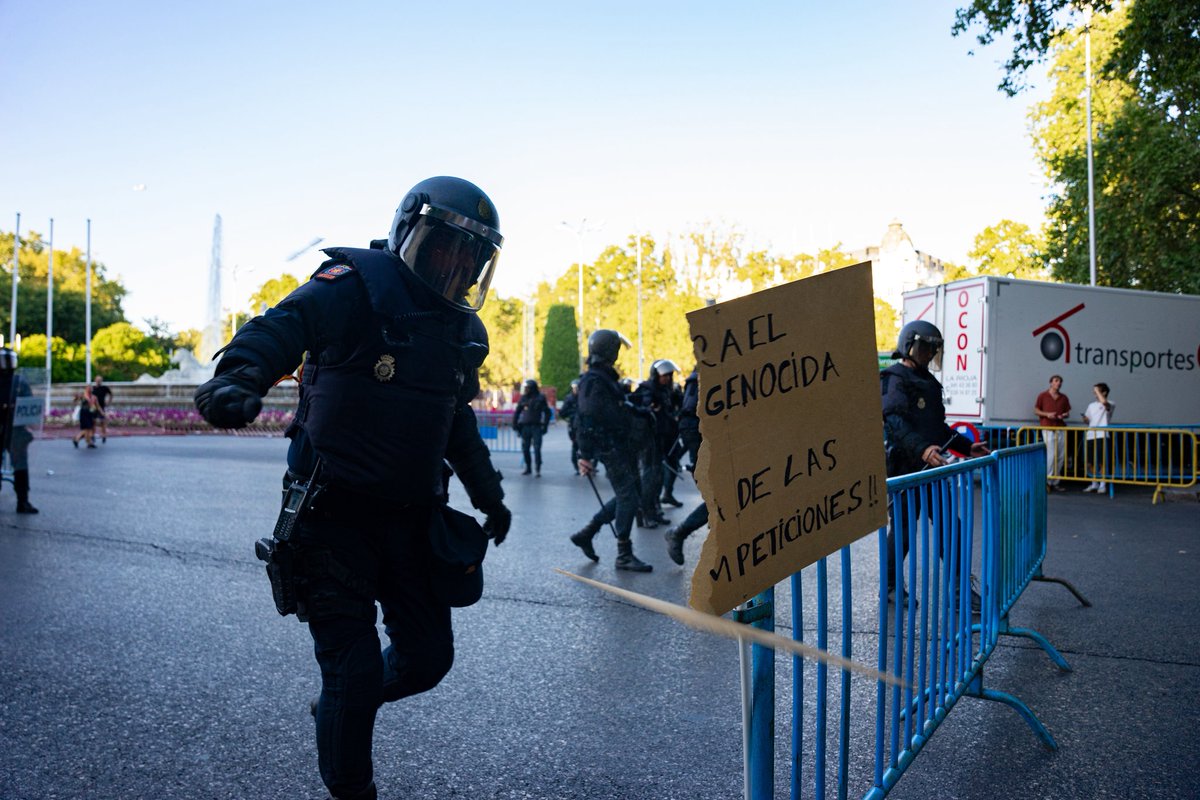 Policía rompe pancarta contra Israel en los disturbios de la Vuelta ciclista en Madrid.

©️Mario Morón