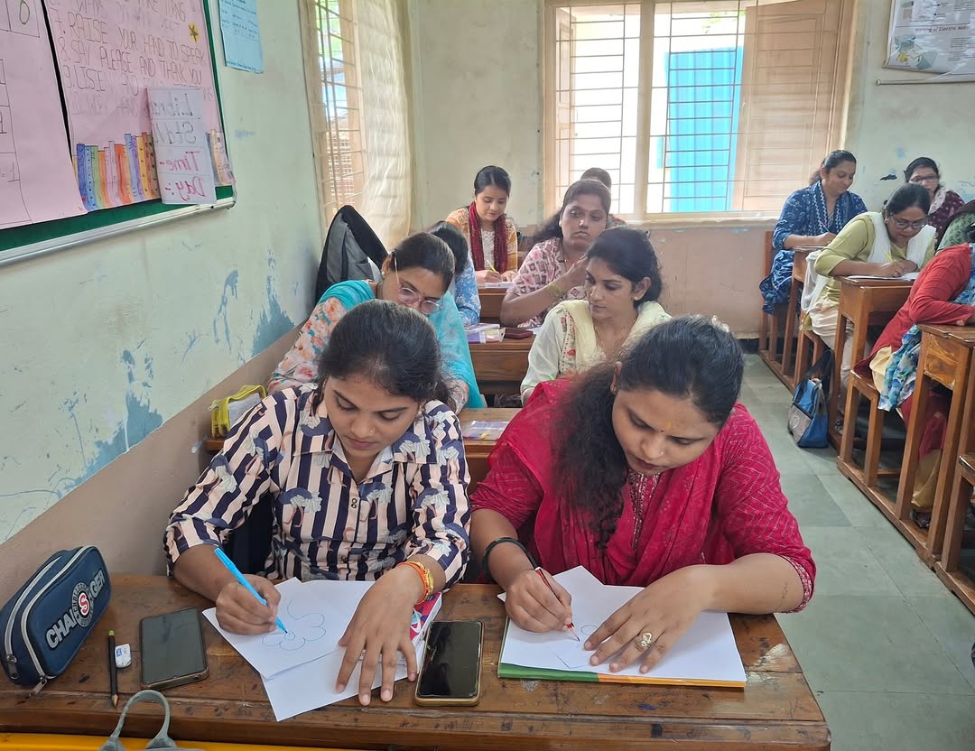 A glimpse from our TMC × DMart Year 3 teacher training! ✨
From emotional check-ins &amp; storytelling to interactive quizzes, teachers explored facilitation deeply. The highlight? An art activity reimagining Mumbai with multicoloured skies &amp; greener joy. 🎨

#ArtForEducators #Sarc
