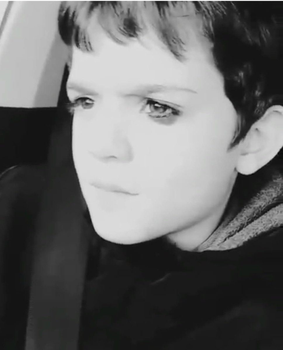 Bizim evdendi. Bizim Ahmet. Seni hiç tanımamış olsam da yüreğimde büyüttüm. Her gün biraz daha büyüyen bir özlem bu; adını söyledikçe daha da gerçekleşen… İçimde bir yerden ait oldun 🤍
Sana ait bir ses, bir oyun, bir gelecek çalındı...
Hep 14... 💔
#MattiaAhmetMinguzzi