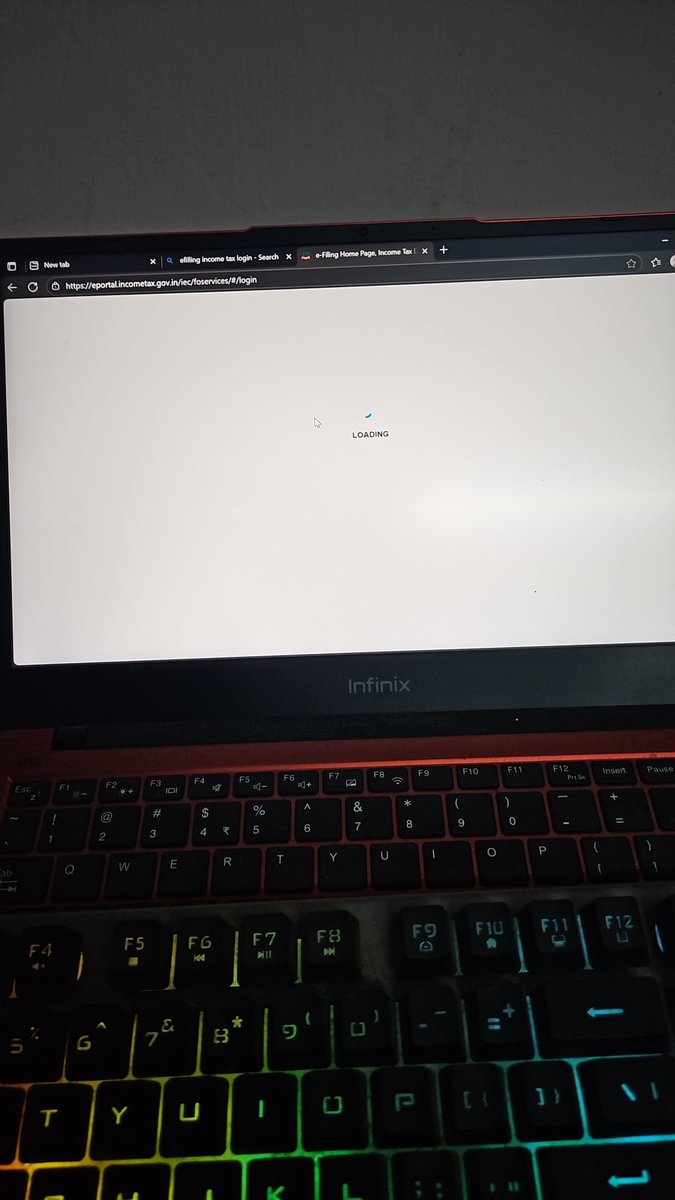 SmartHimansu's tweet photo. @IncomeTaxIndia from more than last 1 hour it keep loading, i clear catch data too, still its loading. 

Extend the due date. https://t.co/QOswL8E113