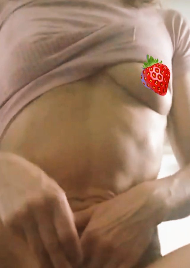 love__susi's tweet photo. Se me ha escapado un pezoncito 😈... #lunesdemorboyprovocación 
#lunesdetravesuras https://t.co/ZB8HEuPn2A