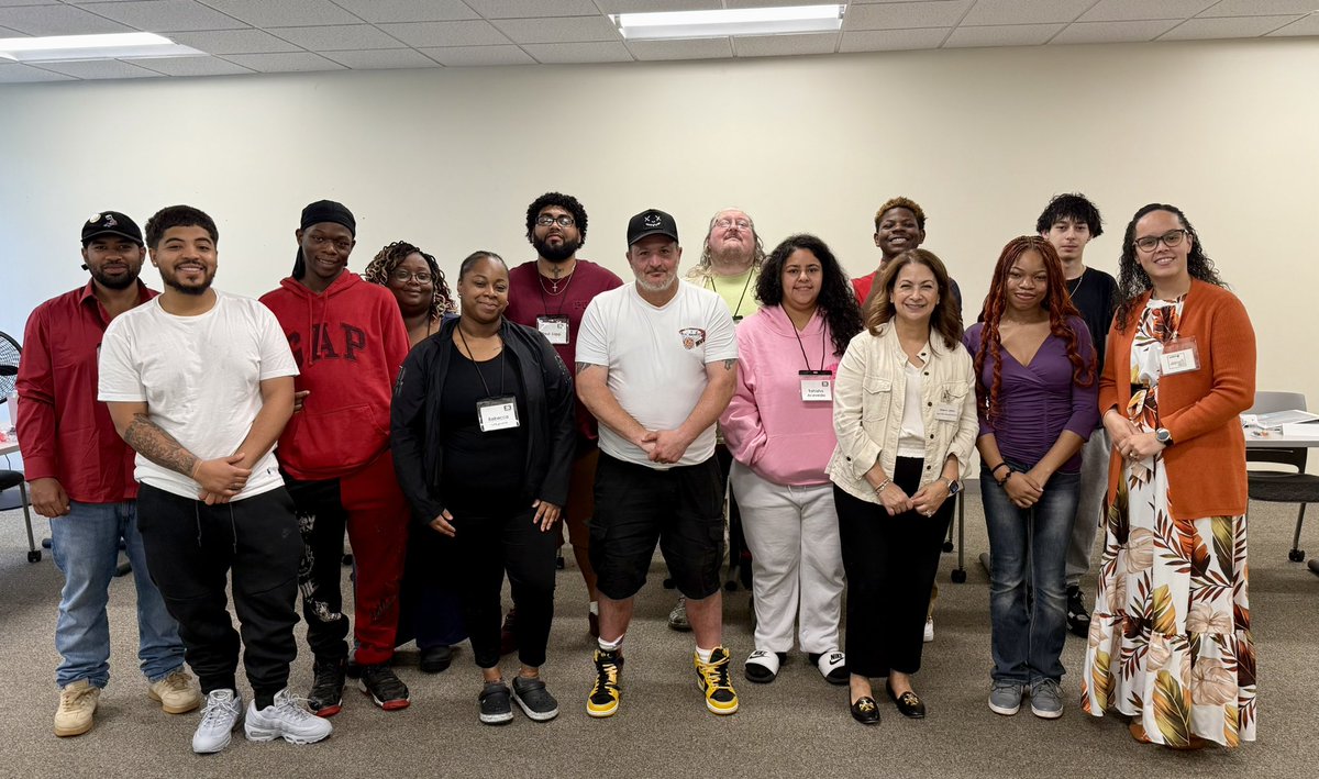 SpringfieldLCP's tweet image. “If you can eat it, drink it or wear it, it’s not an emergency!” The students at @ E&amp;amp;B Collaborative learned to cite it with their eyes closed at today’s Financial Literacy 101 Workshop. #credit #budget #FinancialLiteracy