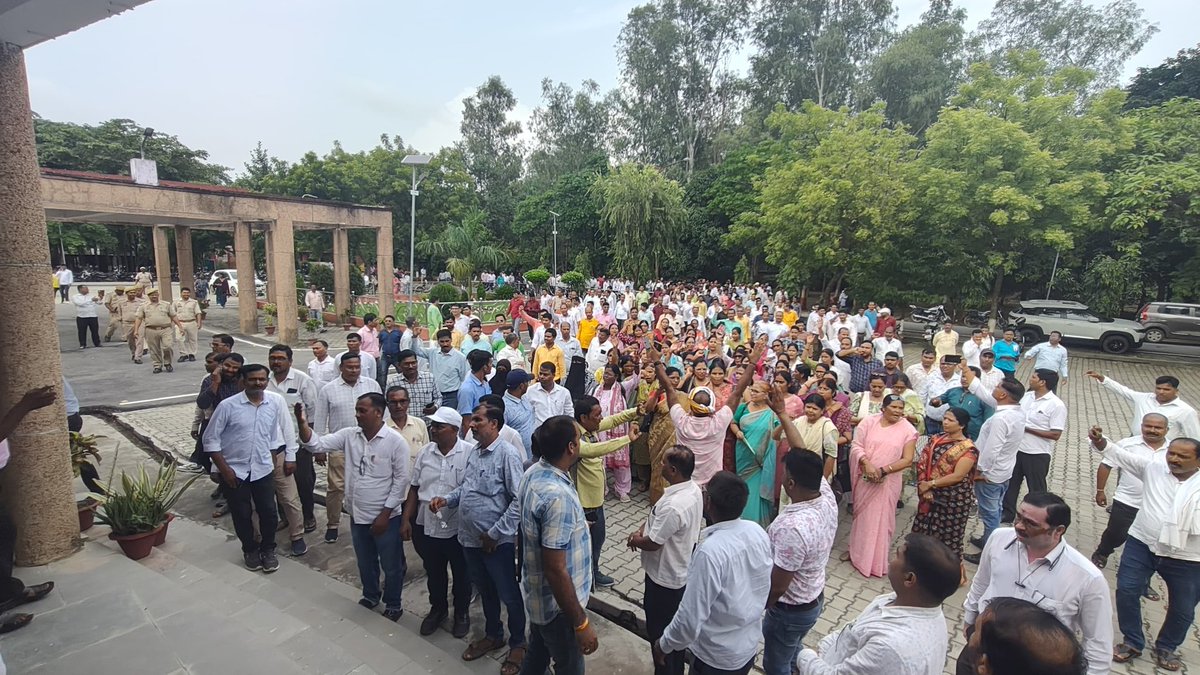 पूरे भारत के 2010 पूर्व नियुक्त शिक्षकों की सेवा सुरक्षा के लिए राष्ट्रीय शैक्षिक महासंघ ने माननीय प्रधानमंत्री जी को संबोधित ज्ञापन श्रीमान जिलाधिकारी ( संत कबीर नगर ) के माध्यम से भेजा ।
<a href="/PMOIndia/">PMO India</a> 
<a href="/AmitShah/">Amit Shah</a> 
<a href="/myogiadityanath/">Yogi Adityanath</a> 
<a href="/basicshiksha_up/">Department Of Basic Education Uttar Pradesh</a>