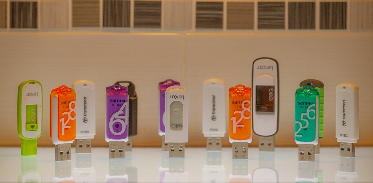 Sam_Alexandra23's tweet image. Good day Photographers and Friends!  Today&apos;s photo challenge theme is indoor #StillLife. It&apos;s been a while since I did any so yesterday got these. Hope you&apos;ll share yours and have a peaceful day out there! #Photography #objects #room