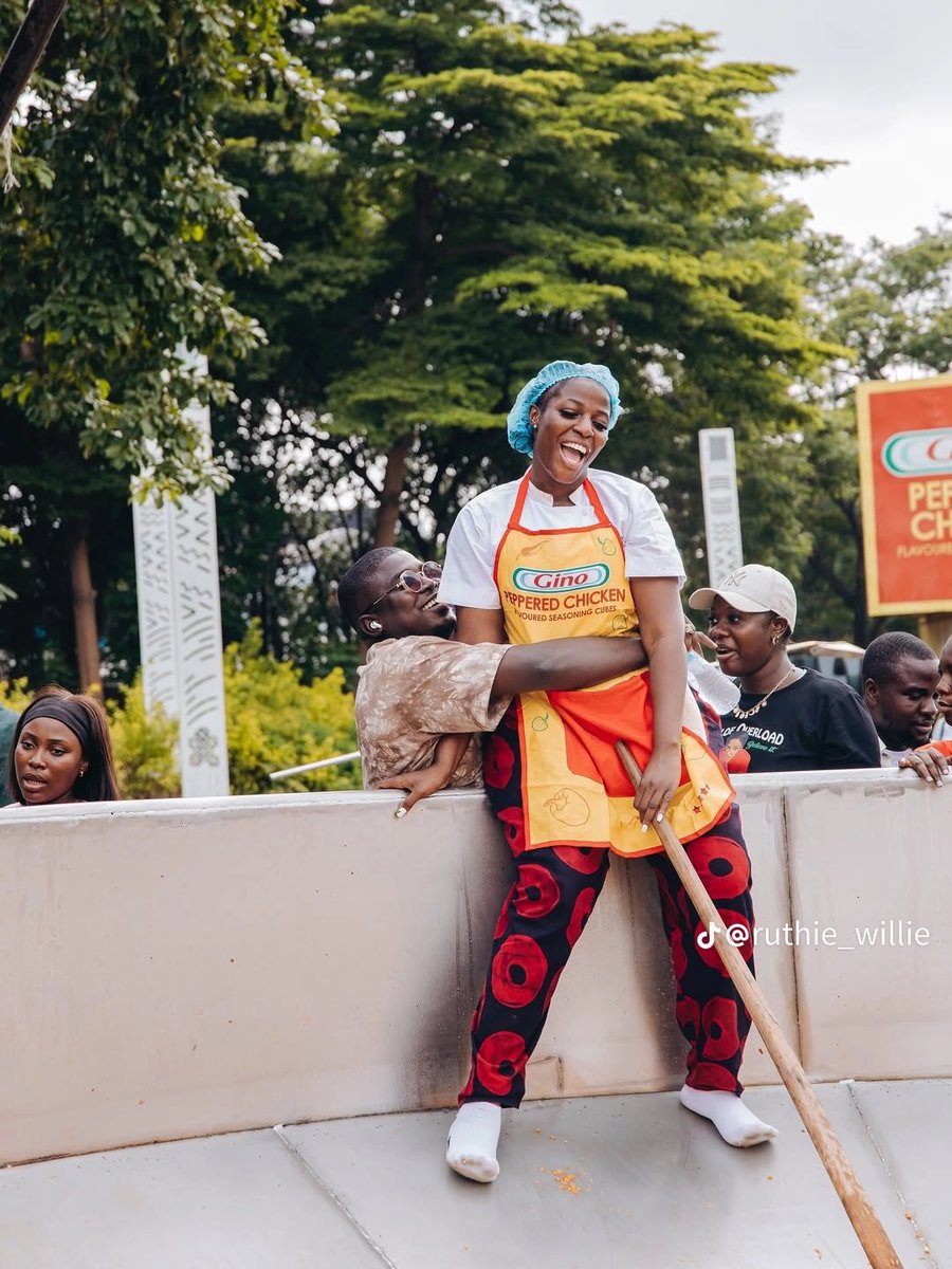 abazwhyllzz's tweet photo. Guiness world records has confirmed Hilda Bacci as a new record holder for the largest ever serving of Jollof Rice . 

She has now broken 2 Guiness world records. Congratulations to her🇳🇬❤️ https://t.co/mTcMiqoIvp